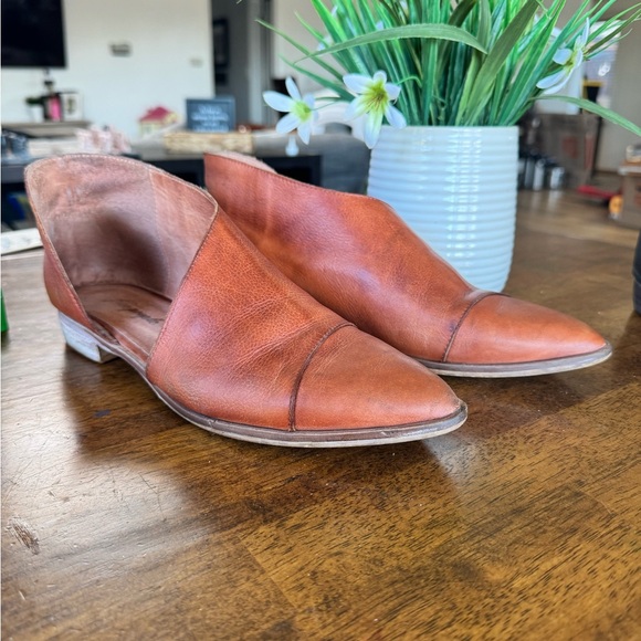 Royale Flat Tan Leather Loafers - Picture 1 of 6